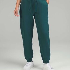 Scuba HR Relaxed Jogger in Green Jasper